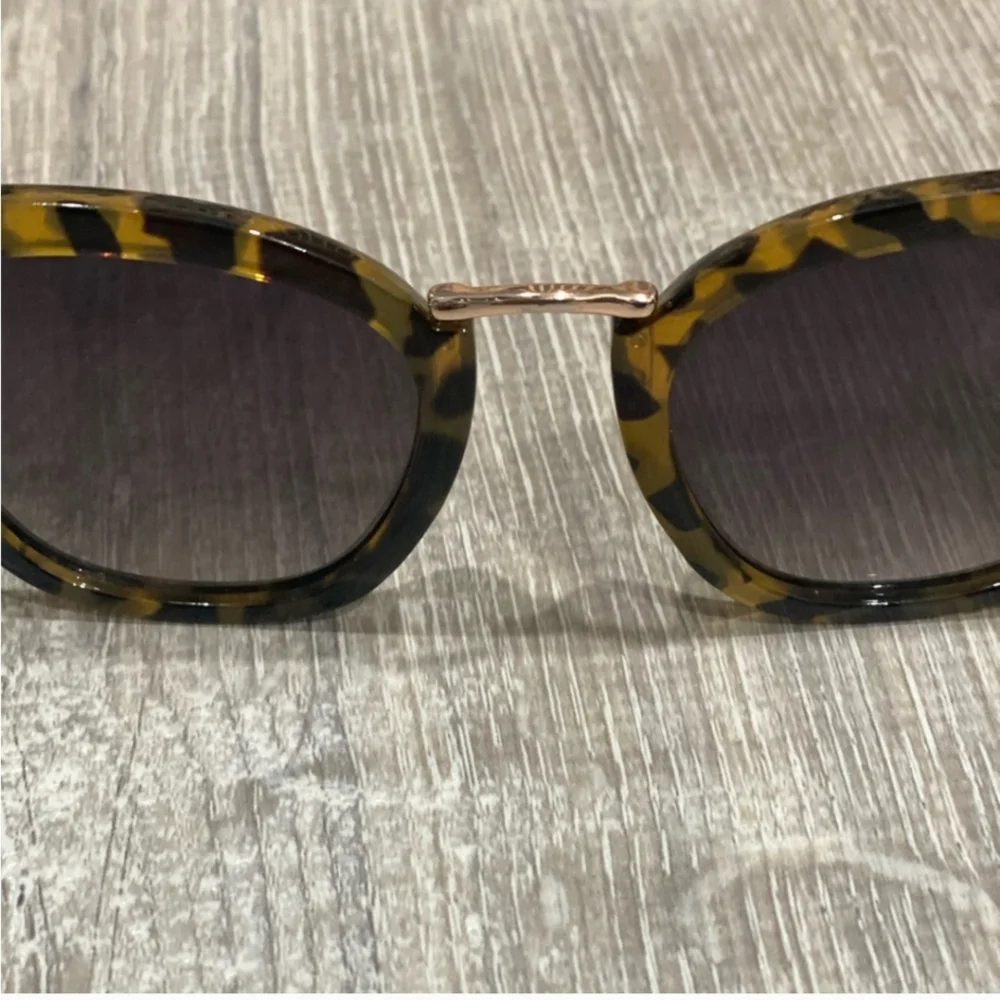 Vince Camuto Cat eye Leopard Print Sunglasses - Like New - Picture 2 of 6